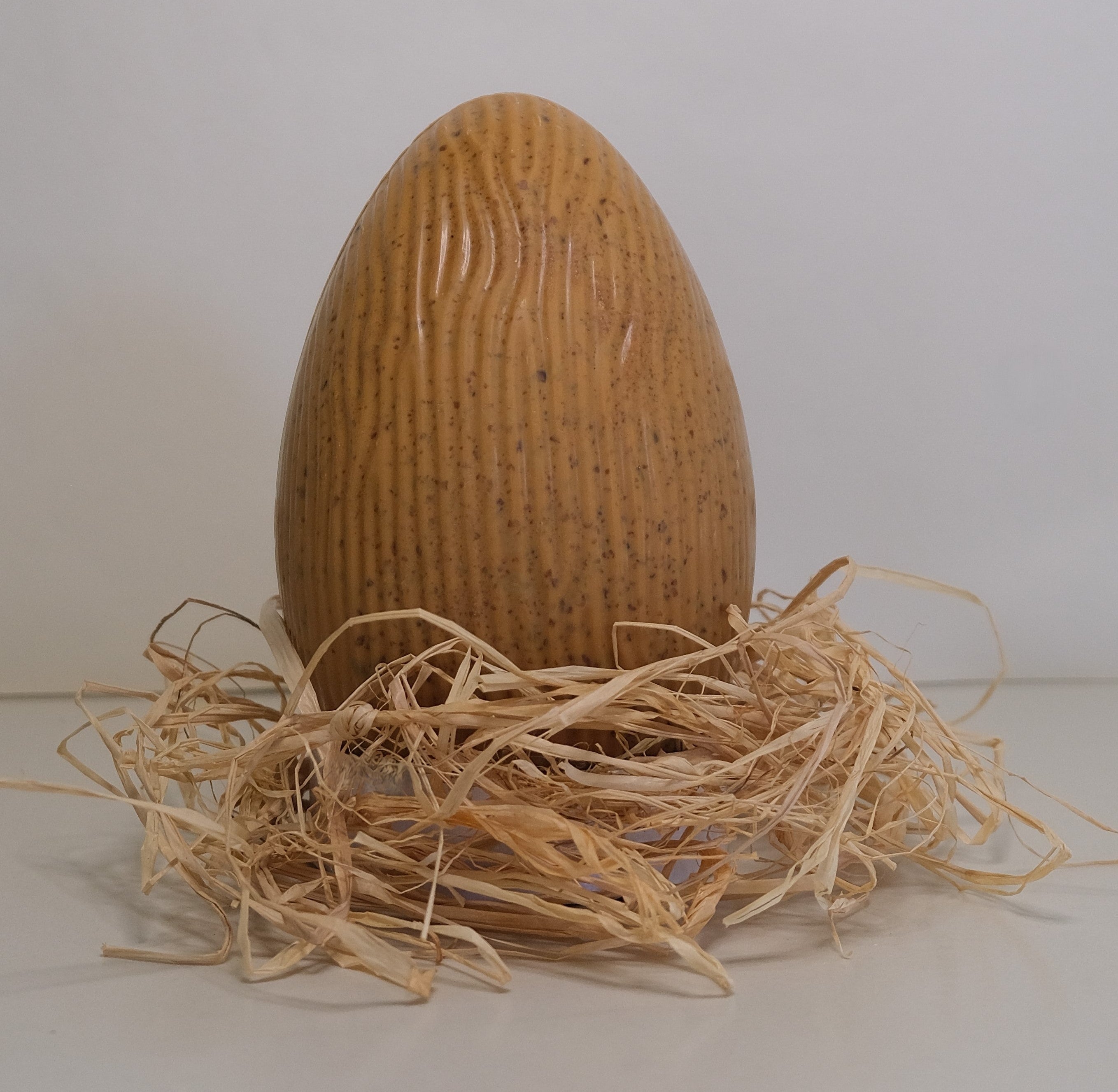 Blond Chocolate Easter Egg with Pepper Caramel