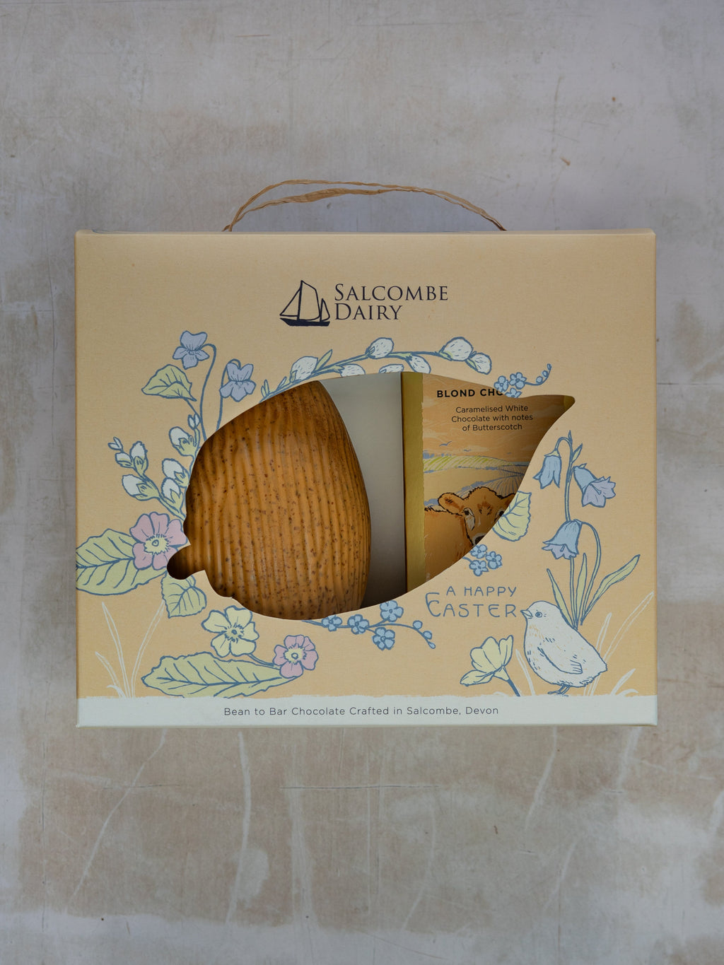 Blond Chocolate Easter Egg with Pepper Caramel