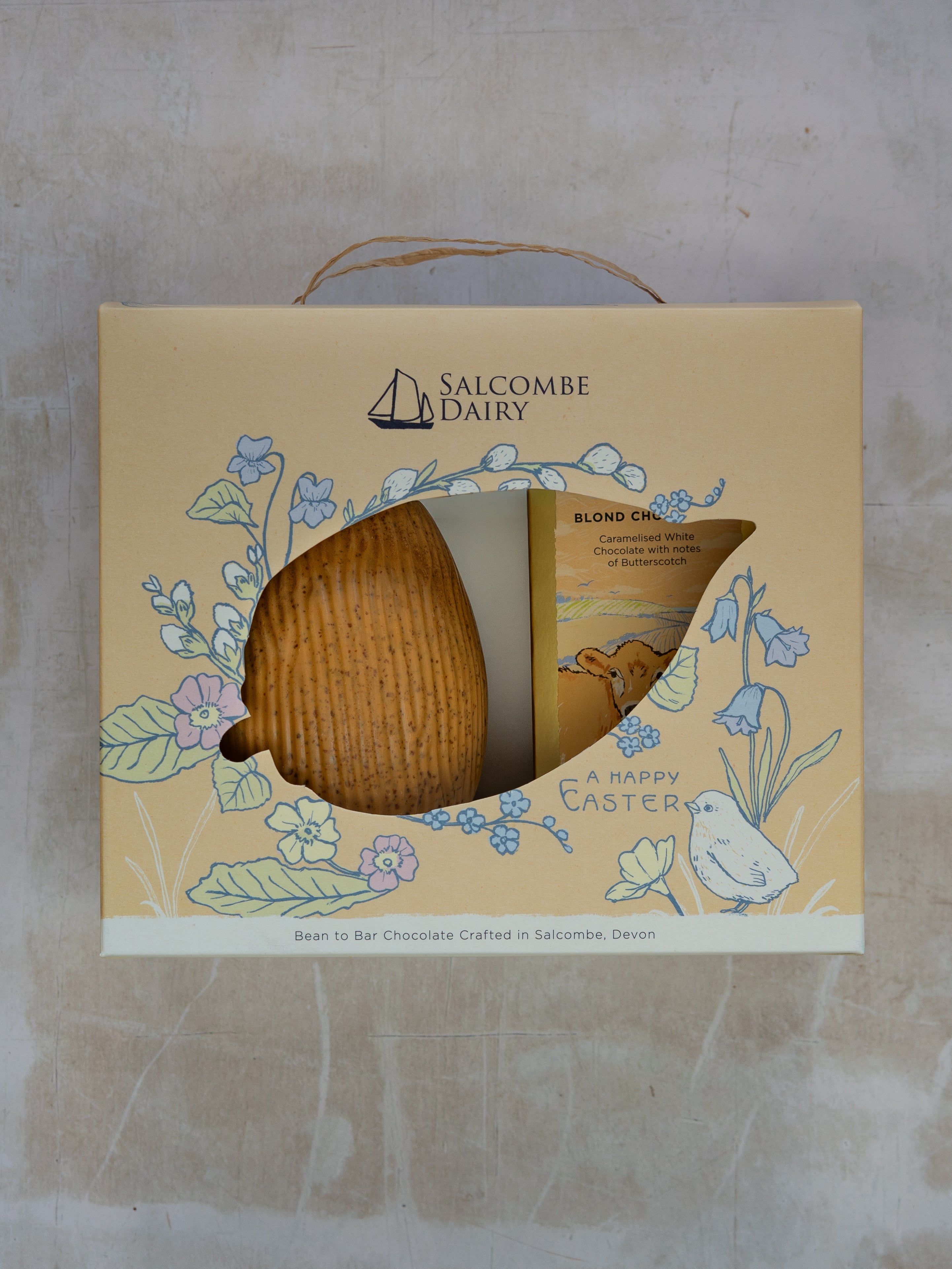 Blond Chocolate Easter Egg with Pepper Caramel